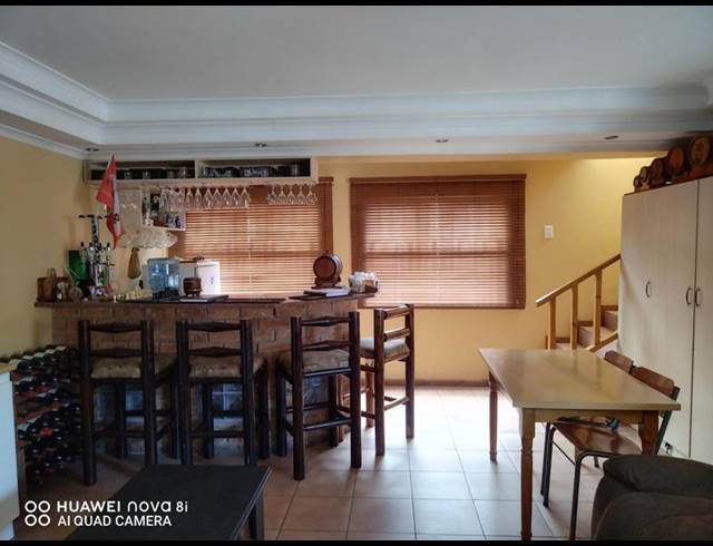 5 BEDROOM HOUSE FOR SALE IN UITSIG